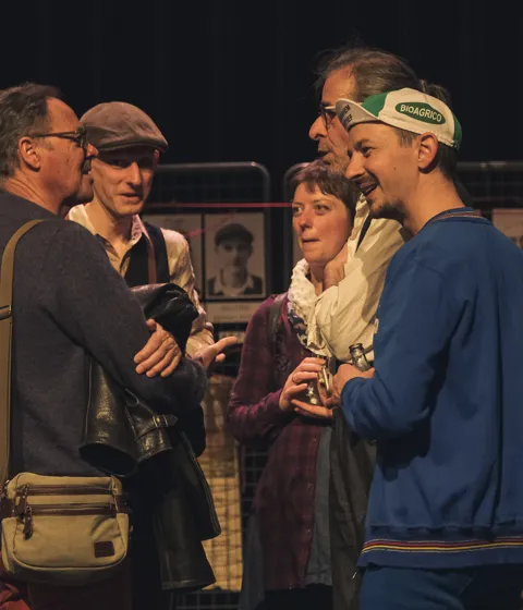 Des comédiens de la troupe en pleine scène