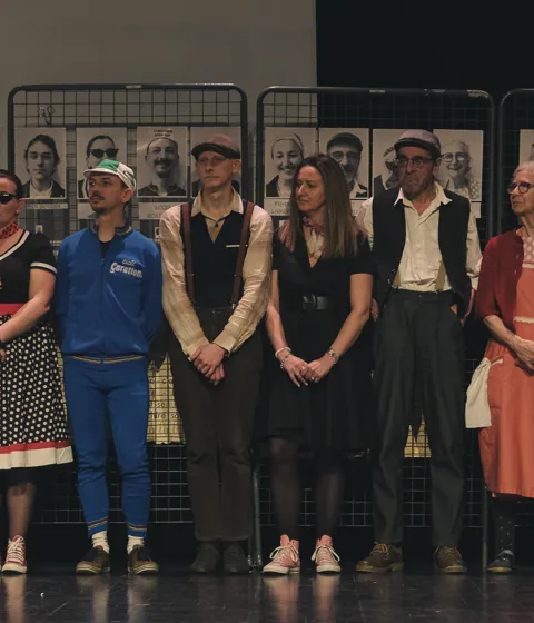 La troupe au salut final du Foulard