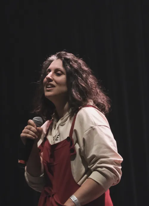 Eva sur scène, micro en main
